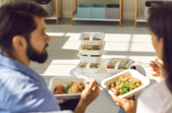 Personas sujetando envases de comida