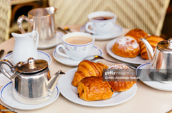 Tazas de café y bollería