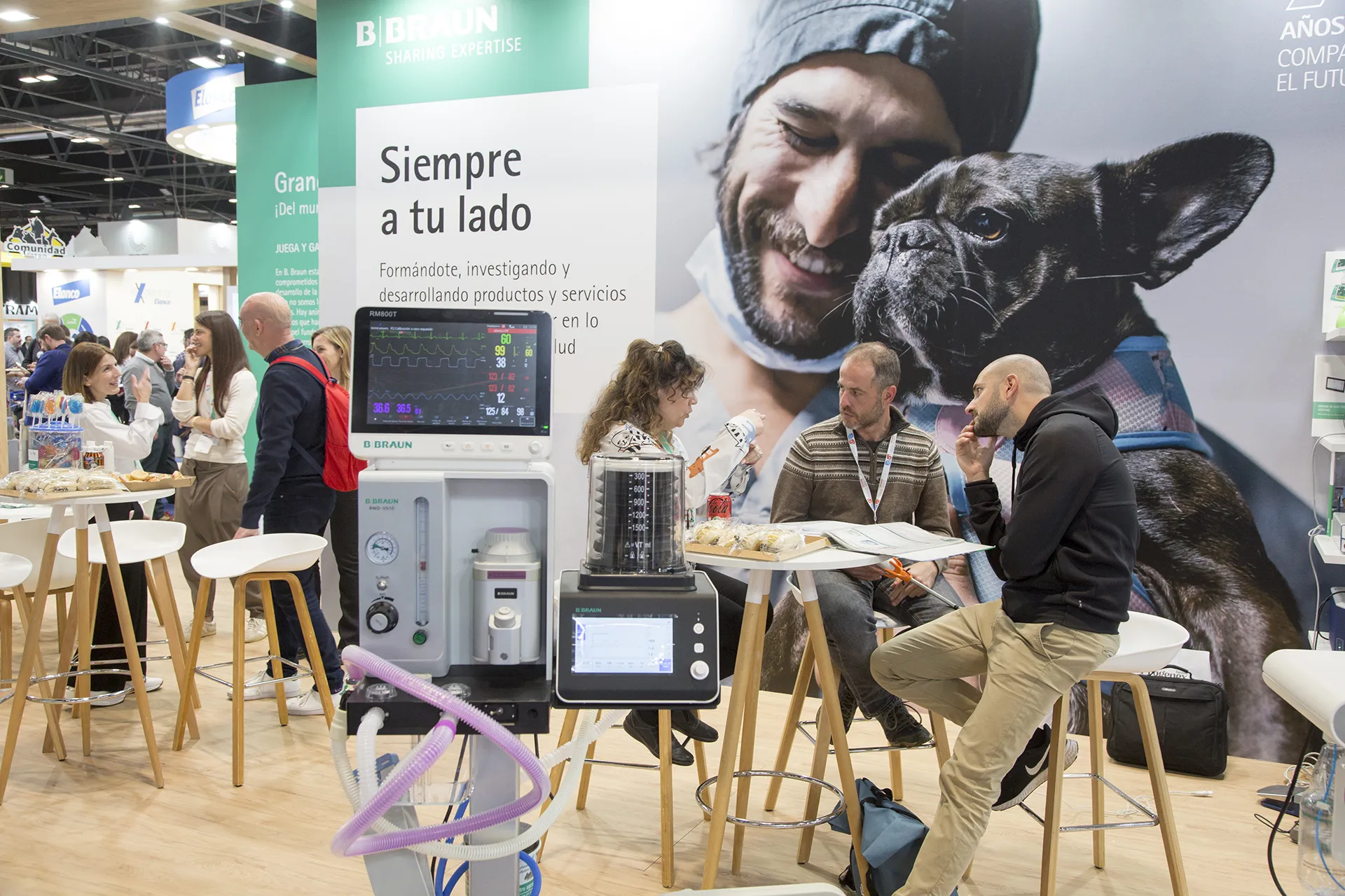 Personas hablando en un stand de la feria