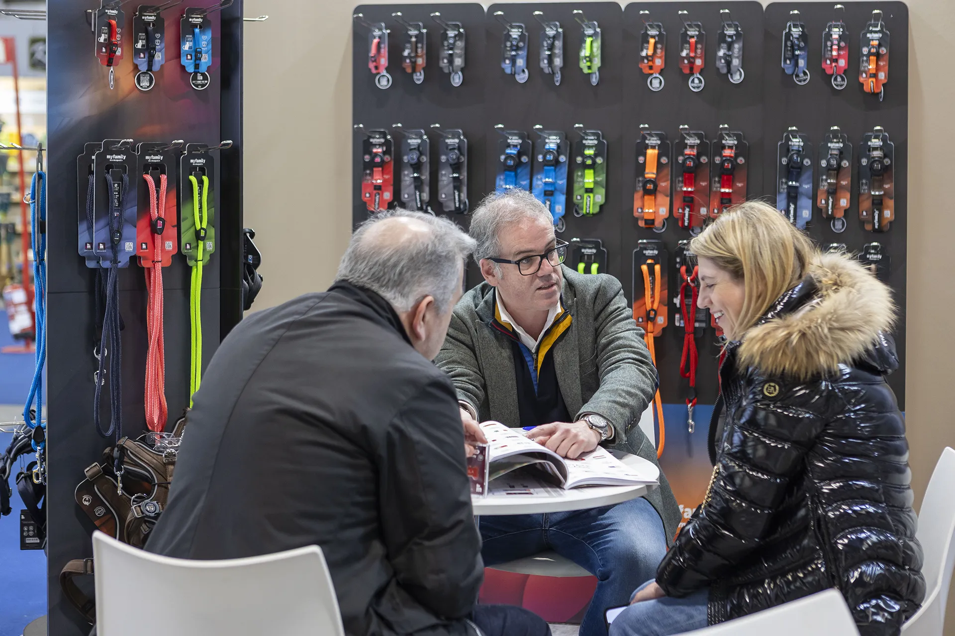 Personas hablando en un stand.