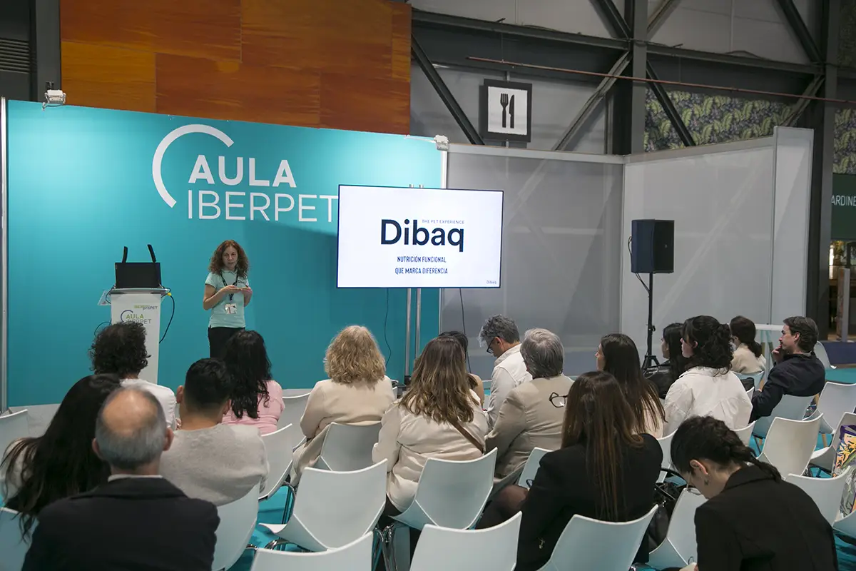 Mujer mirando siluetas de animales enun stand