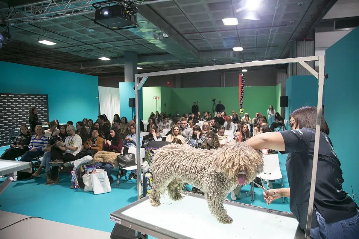 Personas obteniendo información en un stand.
