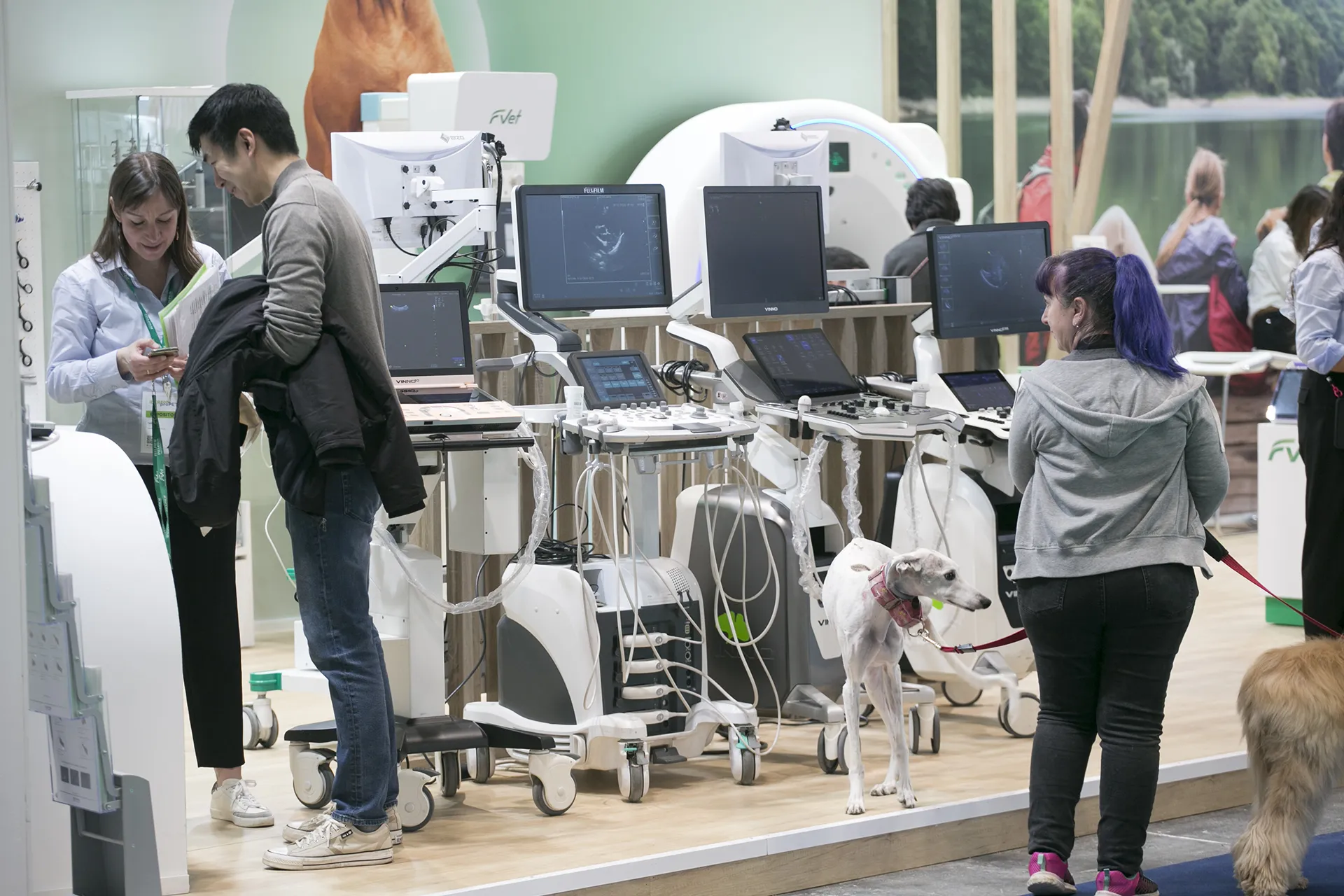 Stand con monitores veterinarios y perros.