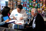 personas reunidas al rededor de una mesa