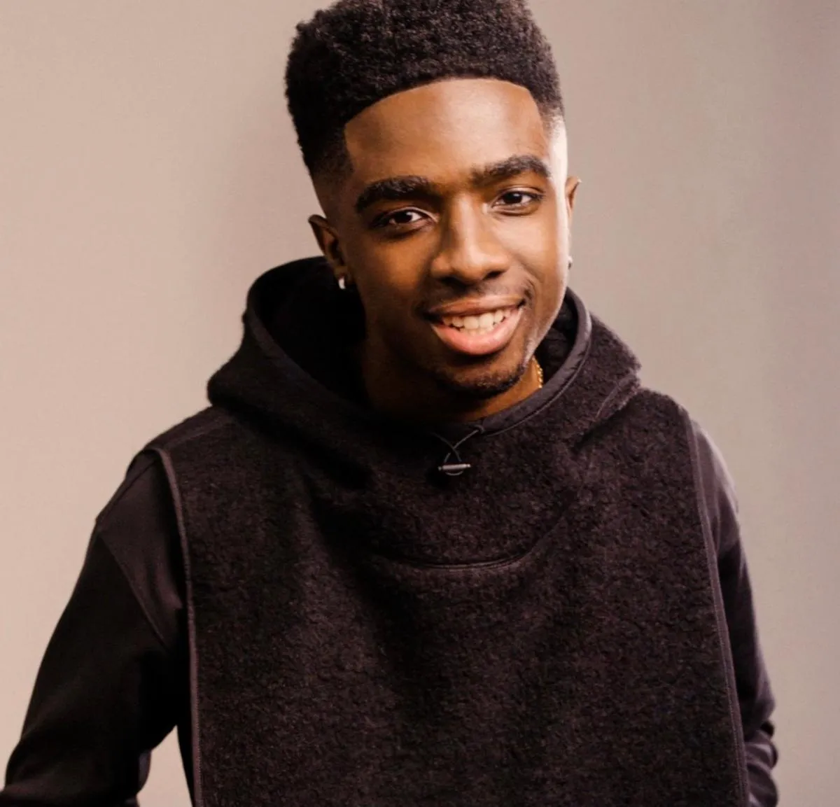 Caleb McLaughlin fotografiado para el evento de Stranger Things