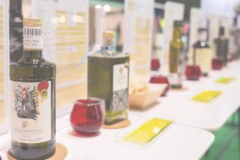 botellas de aceite sobre una mesa