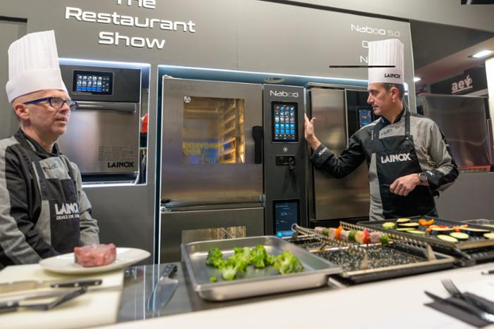 Cocineros con una nevera inteligente en HIP
