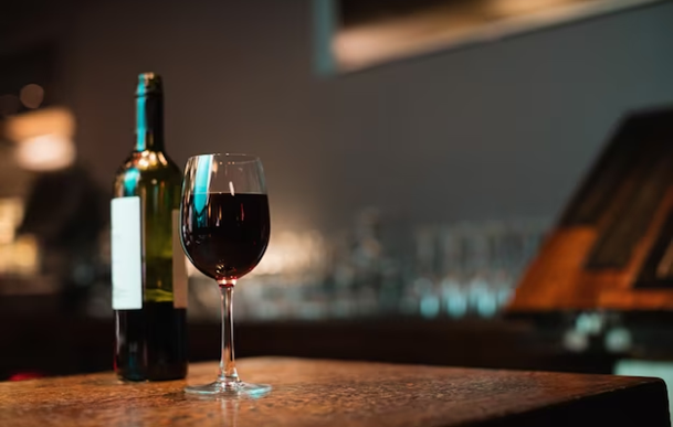 Copa vino tinto y botella
