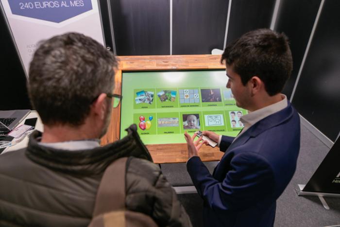 Dos personas mirando una pantalla digital en HIP