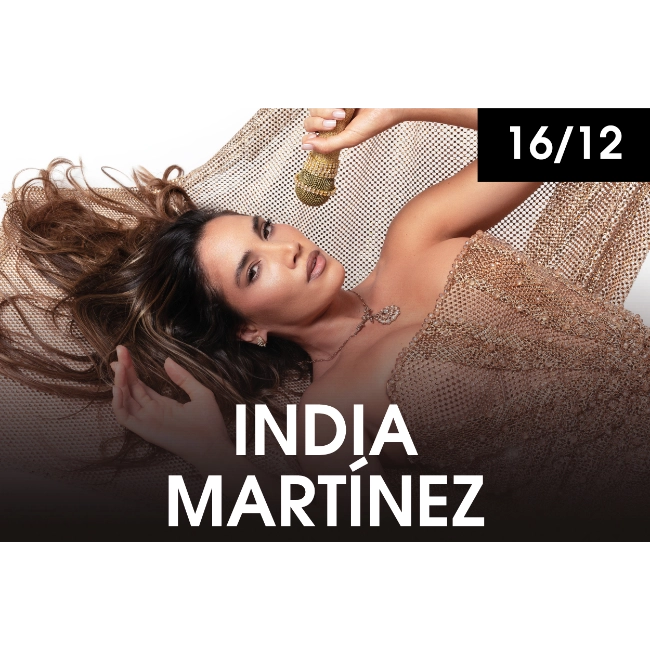 India Martínez tumbada cantando con el micrófono en la mano