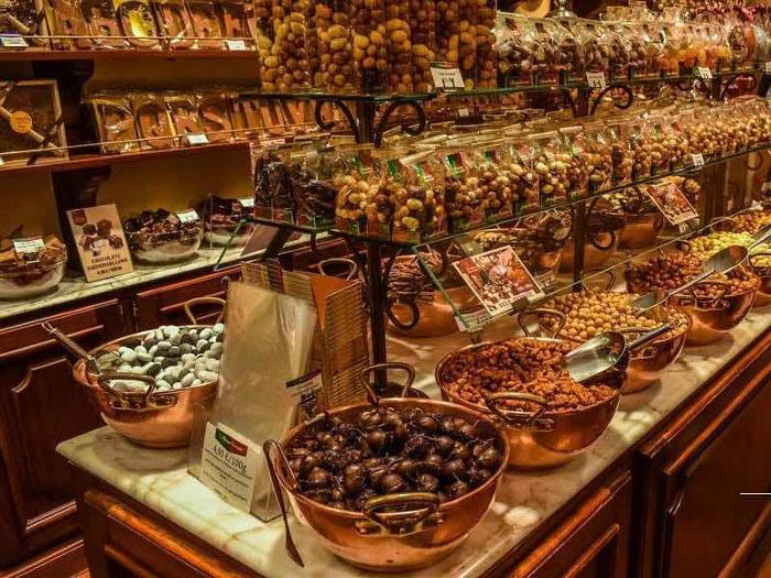 Interior de chocolatería artesanal en Madrid con bombones y tabletas