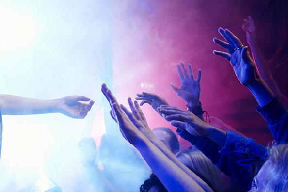 Manos levantadas en un concierto