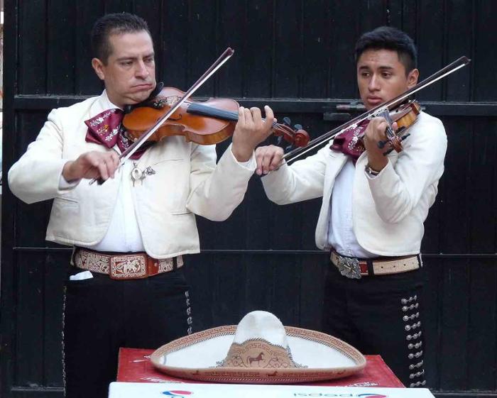 Mariachis tocando en una plaza de México