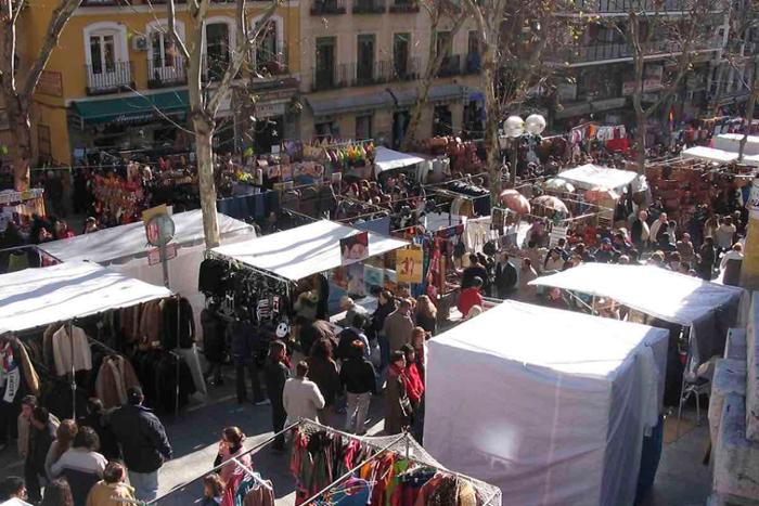 Mercadillo en Madrid con puestos y público