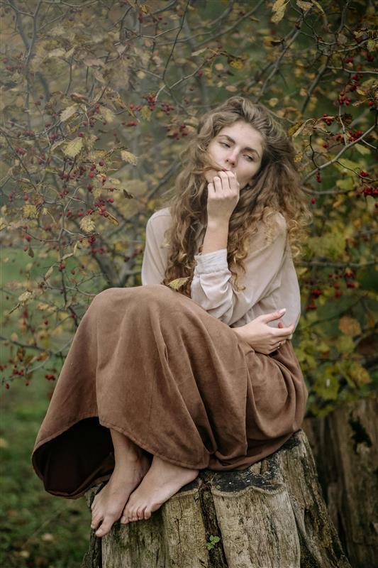 Mujer vestida con tonos marrones con las tendencias otoño-invierno 2025-2026