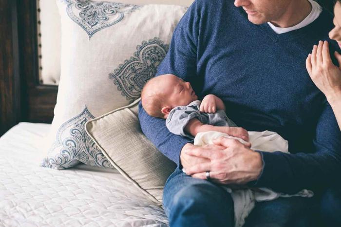 Padre leyendo cuento a su hijo como parte de la rutina de sueño