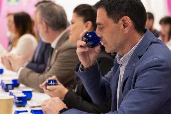 Persona en una cata de aceite en World Olive Exhbition