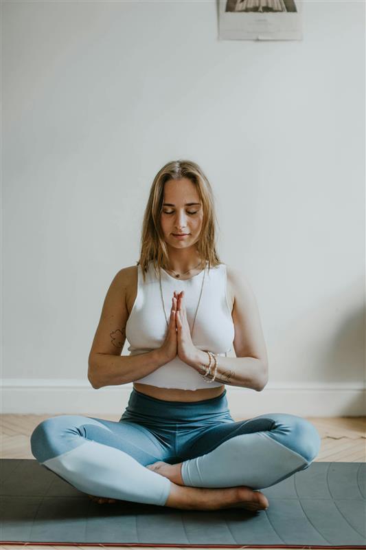 Persona practicando mindfulness antes de dormir en su habitación