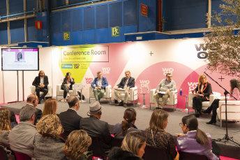 personas exponiendo en una conferencia de WOrld Olive Exhibition
