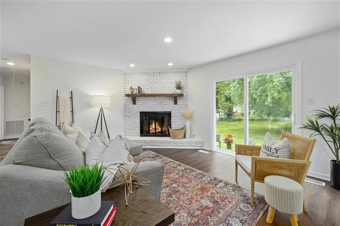 Salón con materiales naturales, tendencias 2026