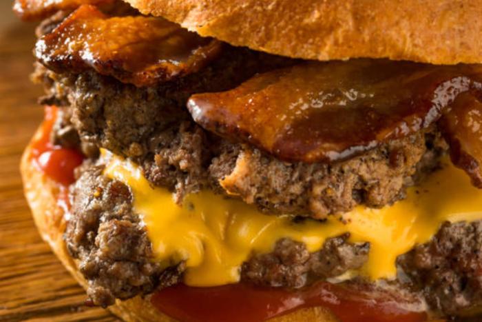 Smash burger con queso y bacon