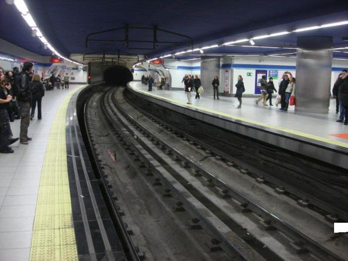 Vista interior de los andenes de la estación de Sol
