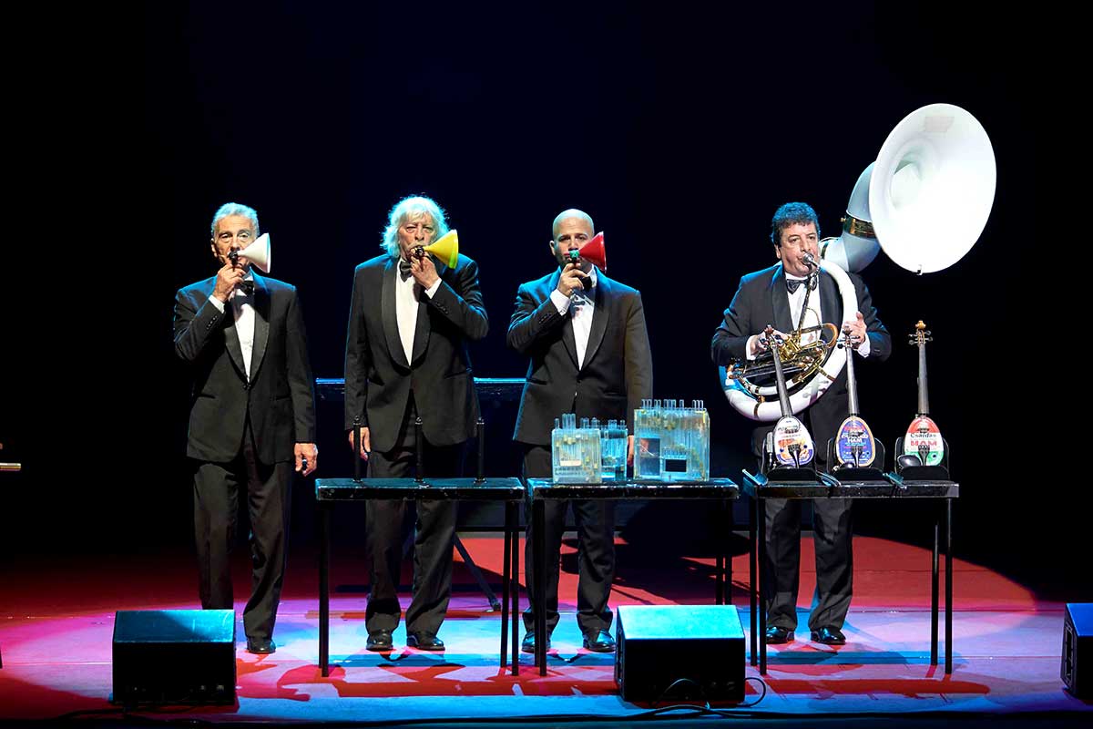Les Luthiers utilizando instrumentos insólitos