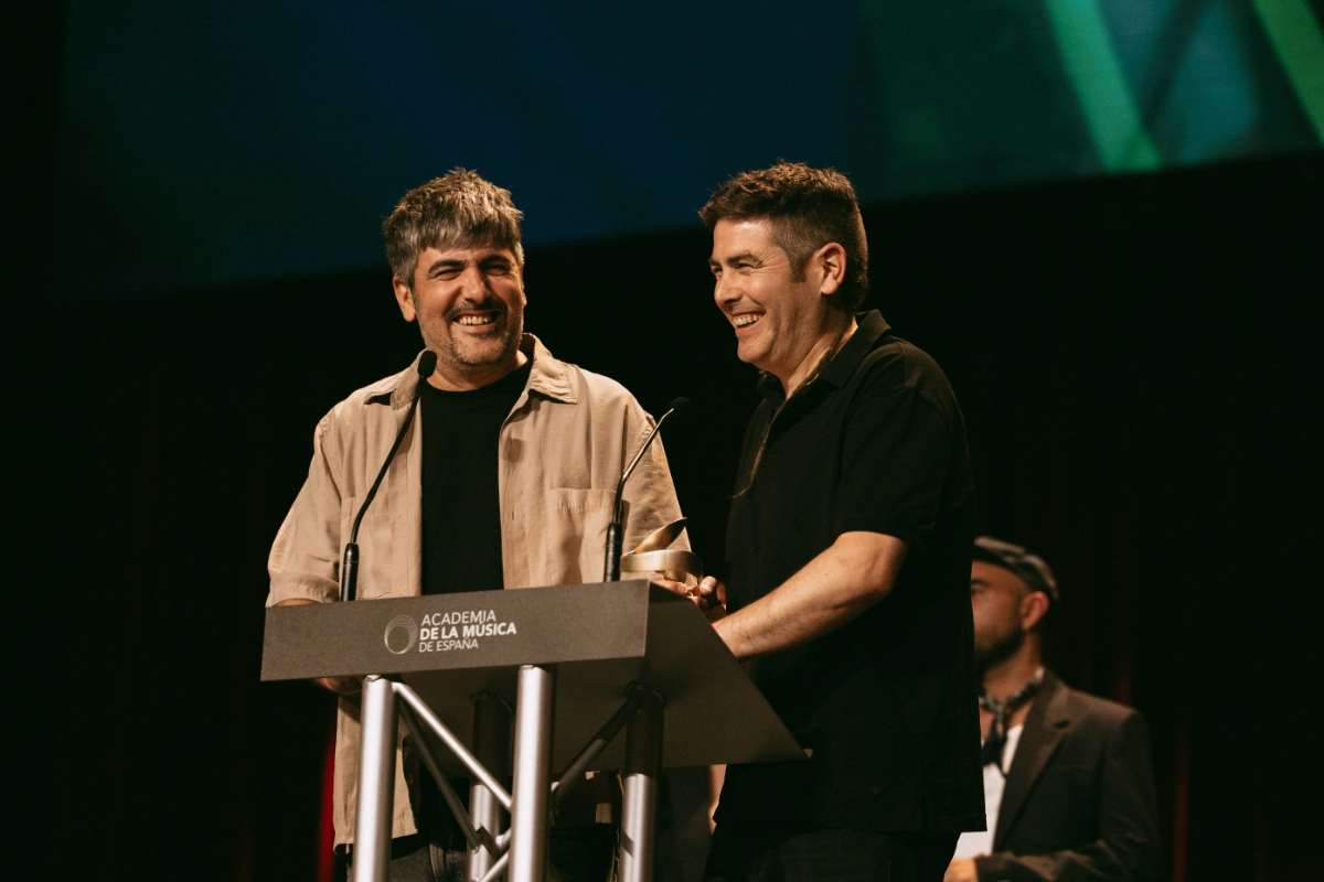 los artistas ESTOPA en el escenario de Premios de la Academia de la Música de España