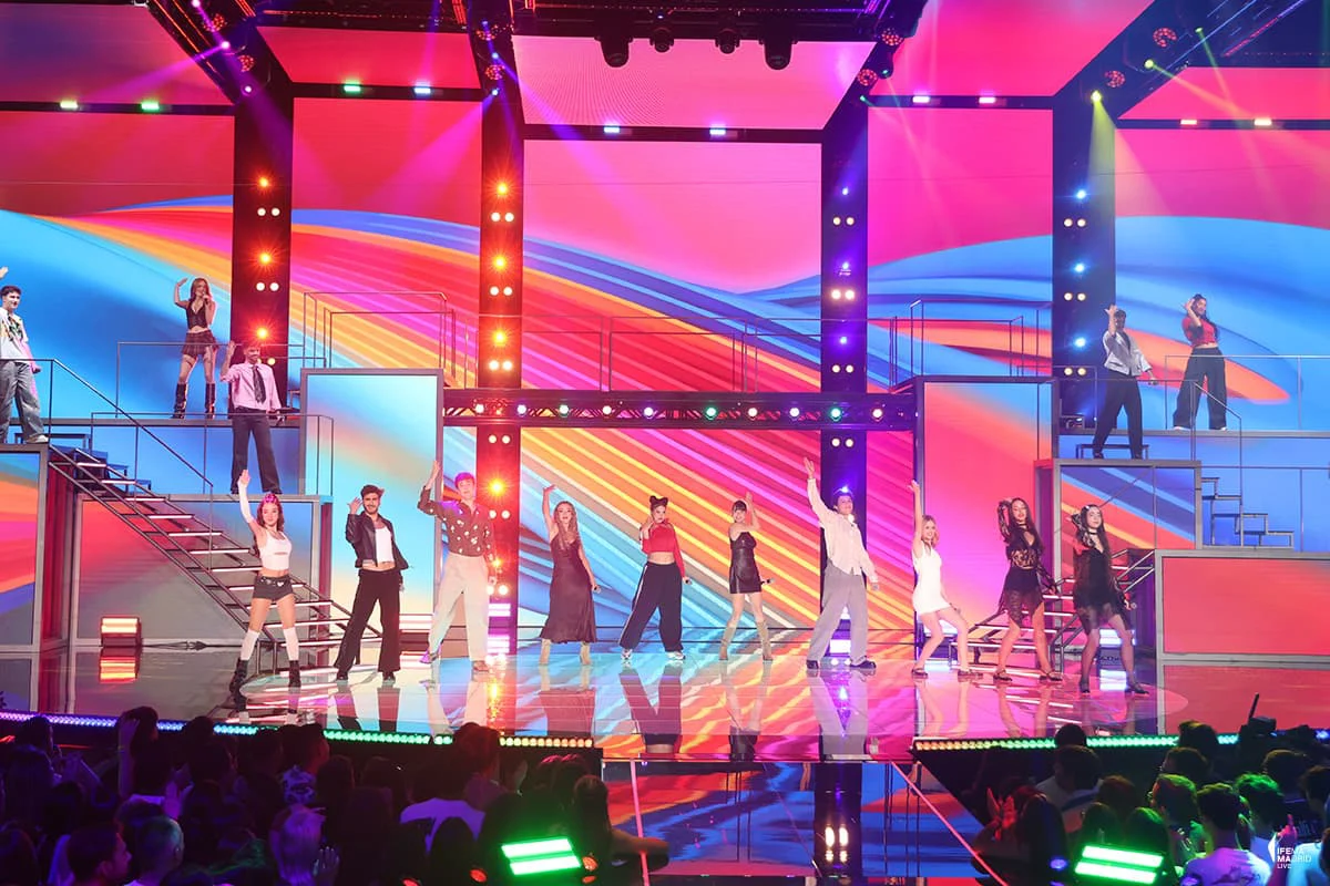 Artistas de OT25 encima del escenario bailando