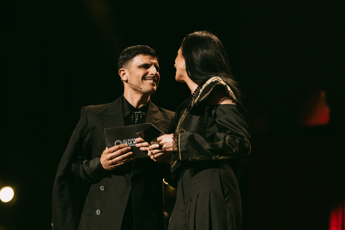 Artistas recibiendo un premio en los Premios de la Academia de la Música de España