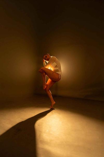 Bailarina en escena durante una actuación de danza contemporánea