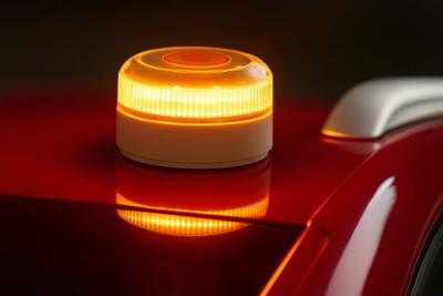 Baliza v16 en un coche rojo