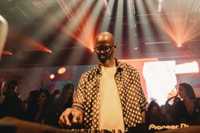 Black Coffee pinchando música en un concierto rodeado de gente