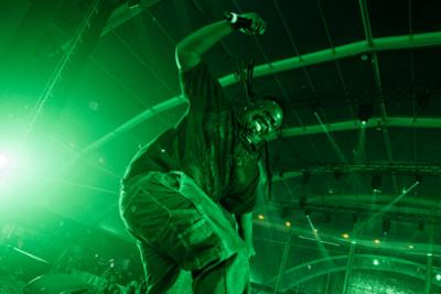 Cantante bailando encima de escenario en Antídoto Festival