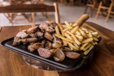 Carne con patatas fritas