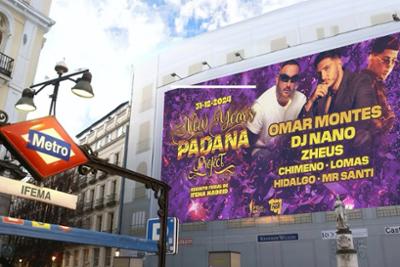 cartel en una fachada de New Year's Padana Project detrás de una boca de metro en la ciudad