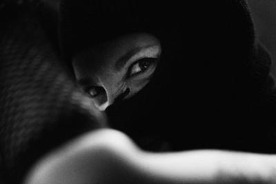 chica del publico de blackworks-festival con un pasamontañas señalando a la cámara