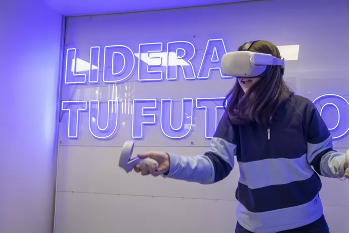 chica con gafas de realidad virtual