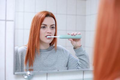 chica limpiándose los dientes