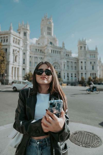 Chica utilizando apps para moverse por Madrid y disfrutar de la ciudad