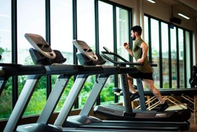 Chico corriendo en gimnasio