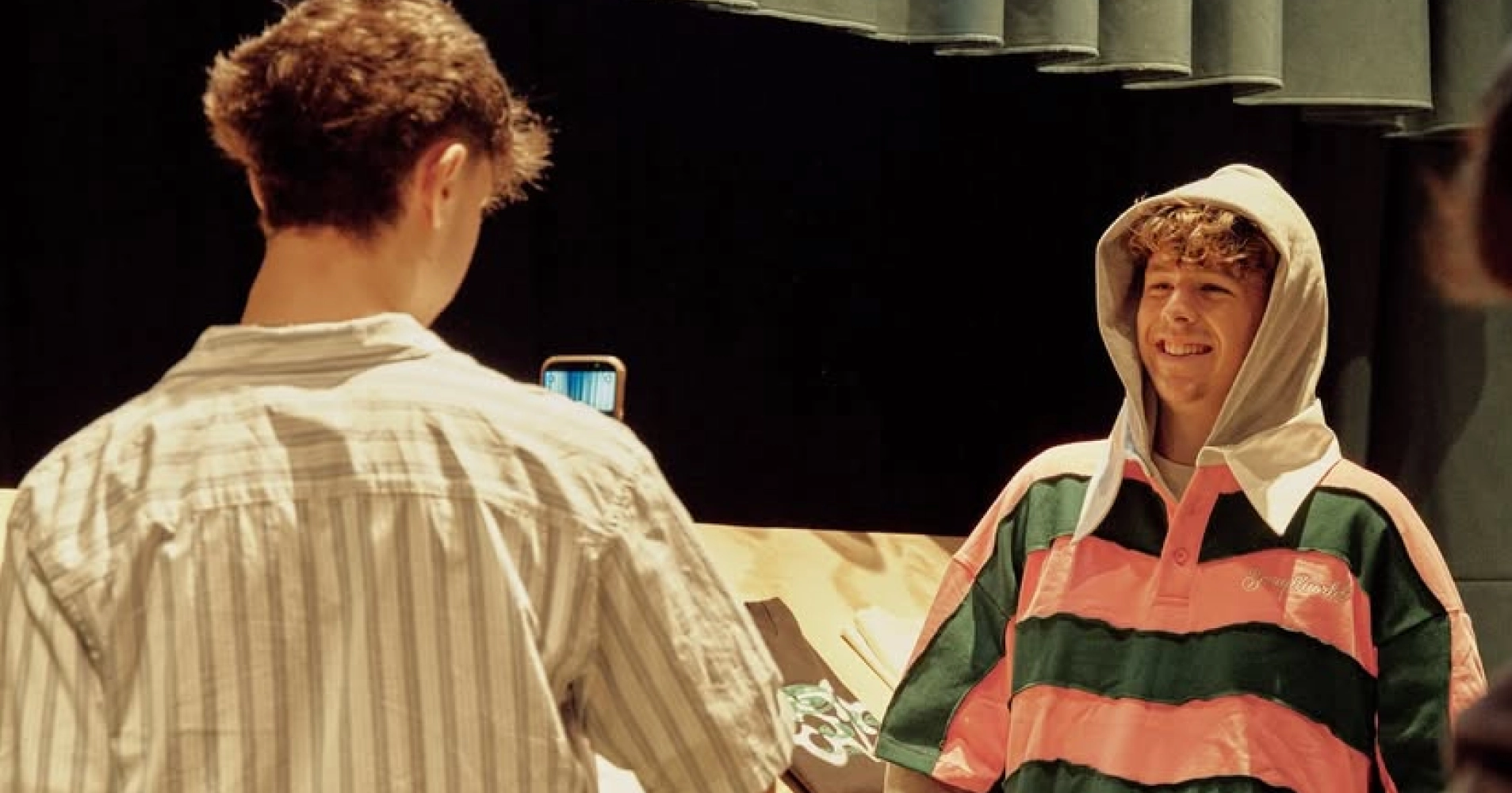 Chico haciendo foto a otro chicos con ropa de Scrapworld