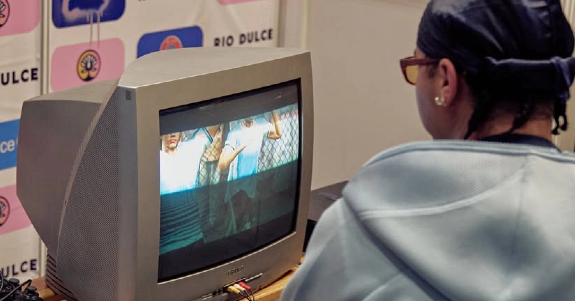 Chico mirando un monitor de ordenador en Scrapworld