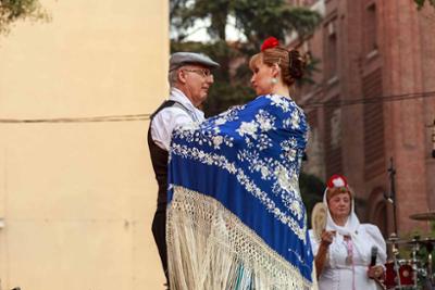 Chulapa con vestido clásico y mantón de Manila bailando un chotis