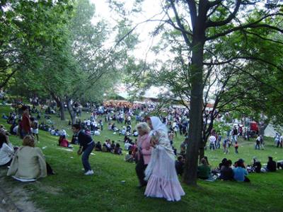 chulapos y chulapas celebrando las fiestas de San Isidro en la Pradera de Madrid durante mayo
