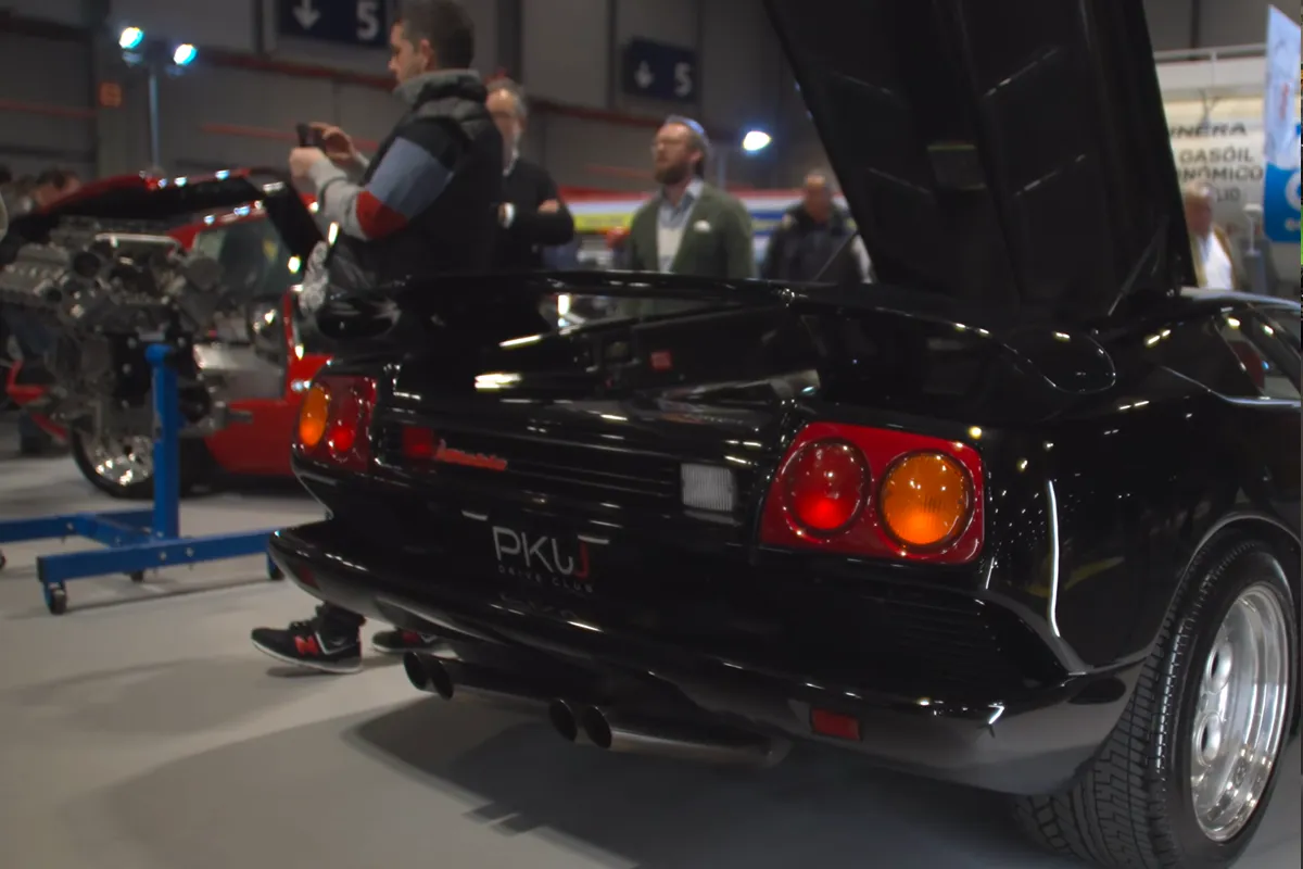 coche negro deportivo en stand