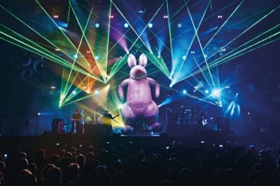 Concierto de The Australian Pink Floyd en el escenario con una figura de un conejo gigante