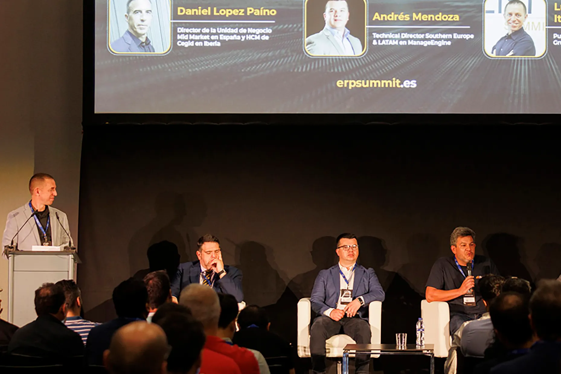 Conferencia en escenario