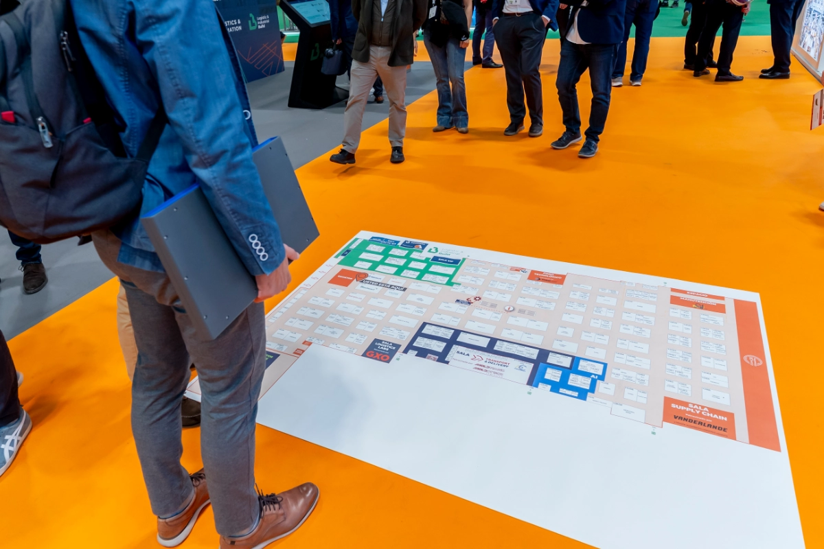 conferencia en stand de logistics