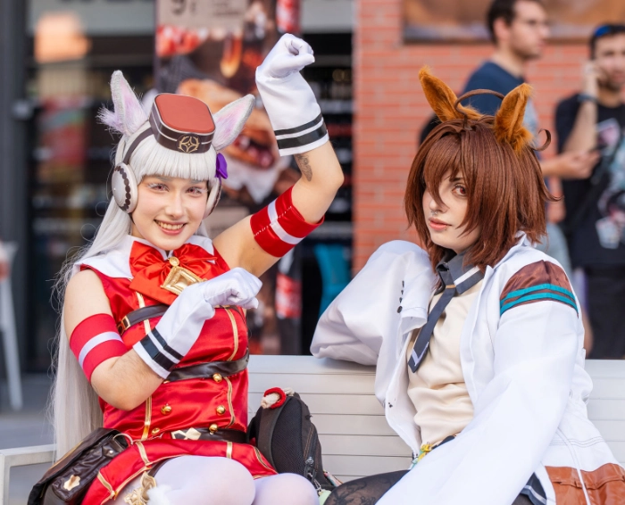 Cosplays de la Japan Weekend posando con el premio disfrazados